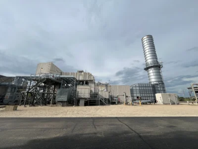 Industrial power plant with metal exhaust stack