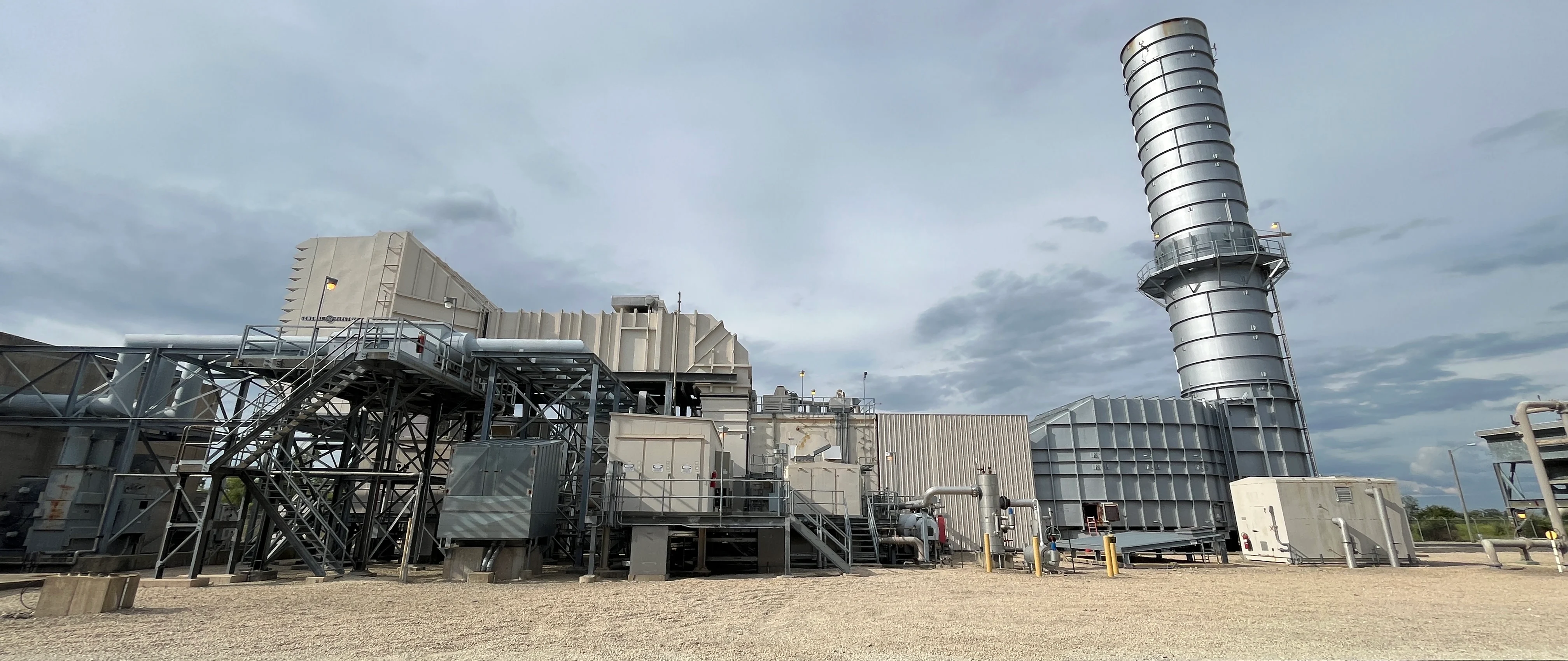 Industrial power plant with metal exhaust stack