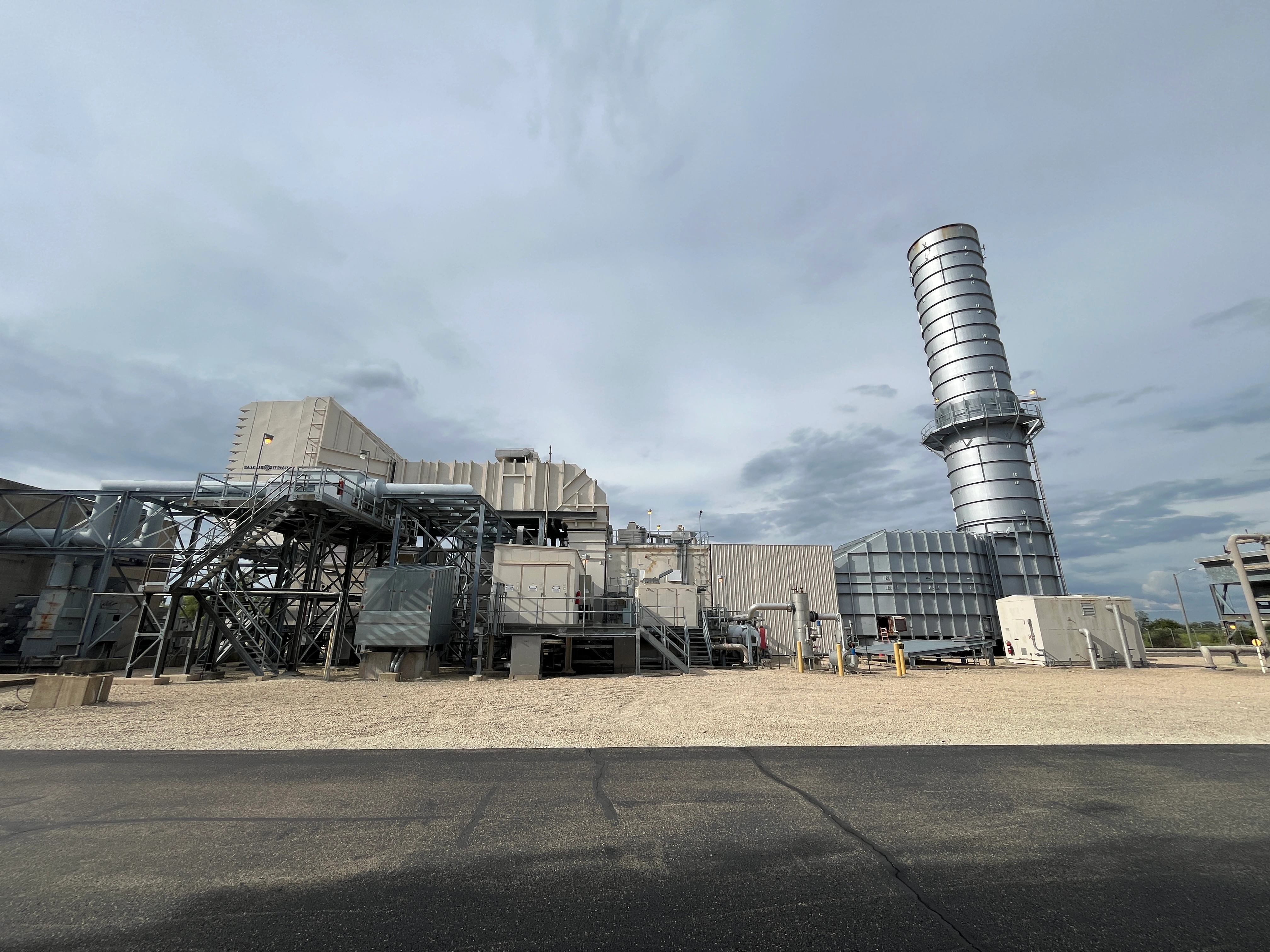Industrial power plant with metal exhaust stack